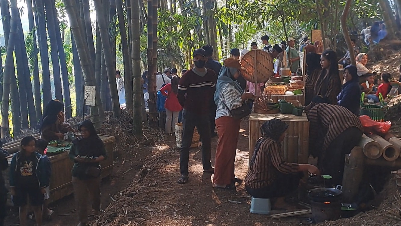 Pasar Preng Sewu, Pasar yang buka setiap minggu pahing dan legi, menyediakan makanan dan minuman dengan nuansa tradisional. Terletak di area hutan bambu